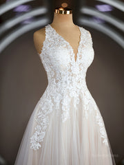 A-Line/Princess V-neck Court Train Tulle Wedding Dresses with Appliques Lace