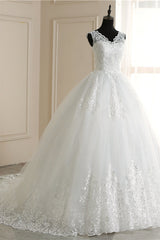 Classic White V neck Sleeveless Ball Gown Lace Wedding Dress