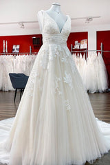 Elegant Long Princess V-neck Tulle Backless Wedding Dress with Lace