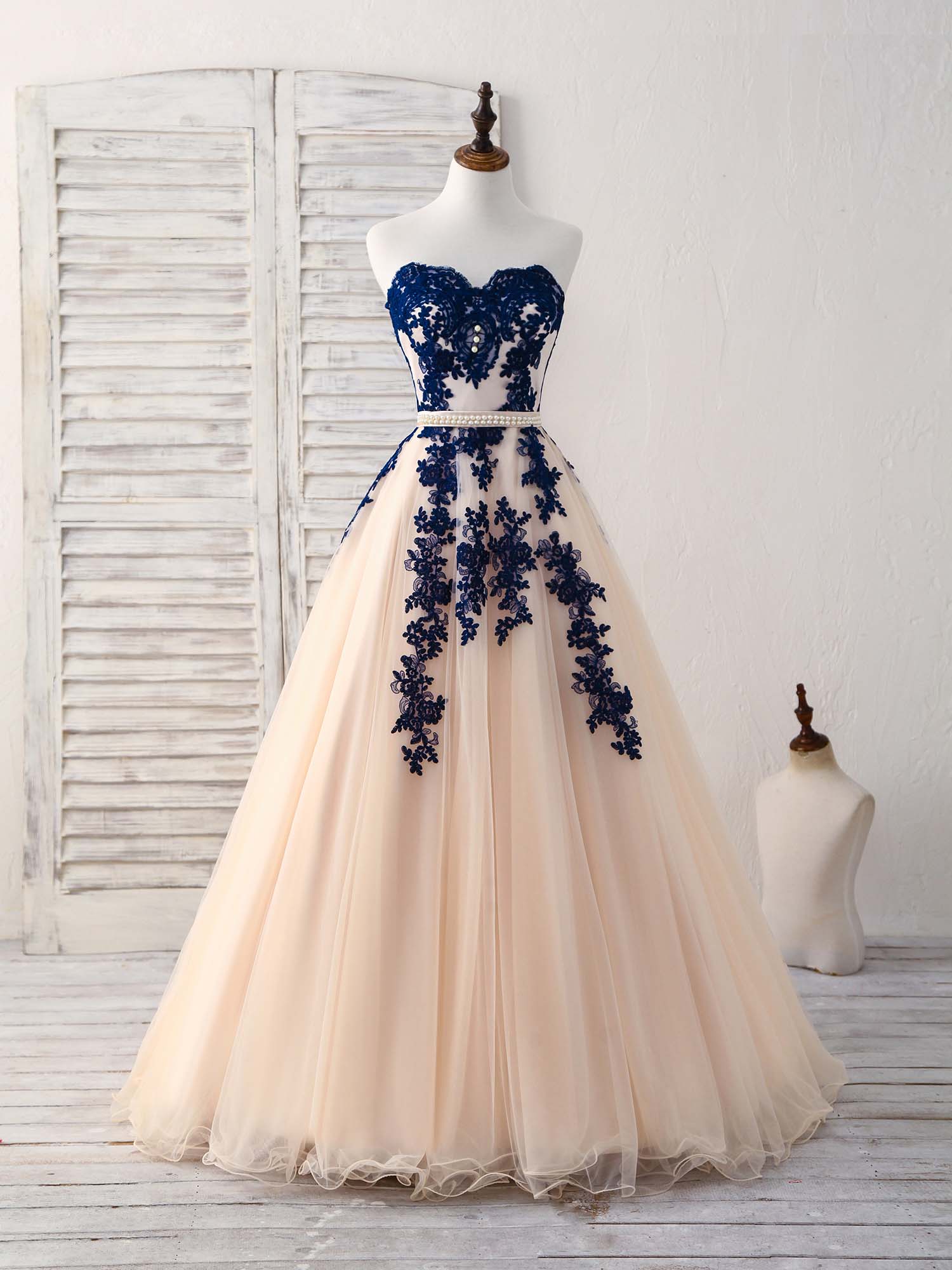 Elegant Sweetheart Tulle Lace Applique Blue Long Prom Dresses